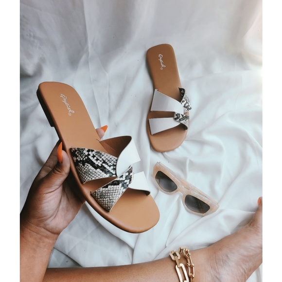 🚨FEW PAIRS LEFT// Snake print Sandal - Picture 4 of 7